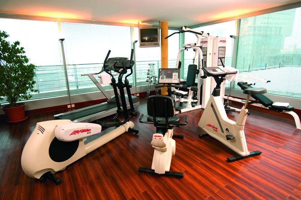 Courtyard By Marriott Duesseldorf Hafen Hotel Exterior photo