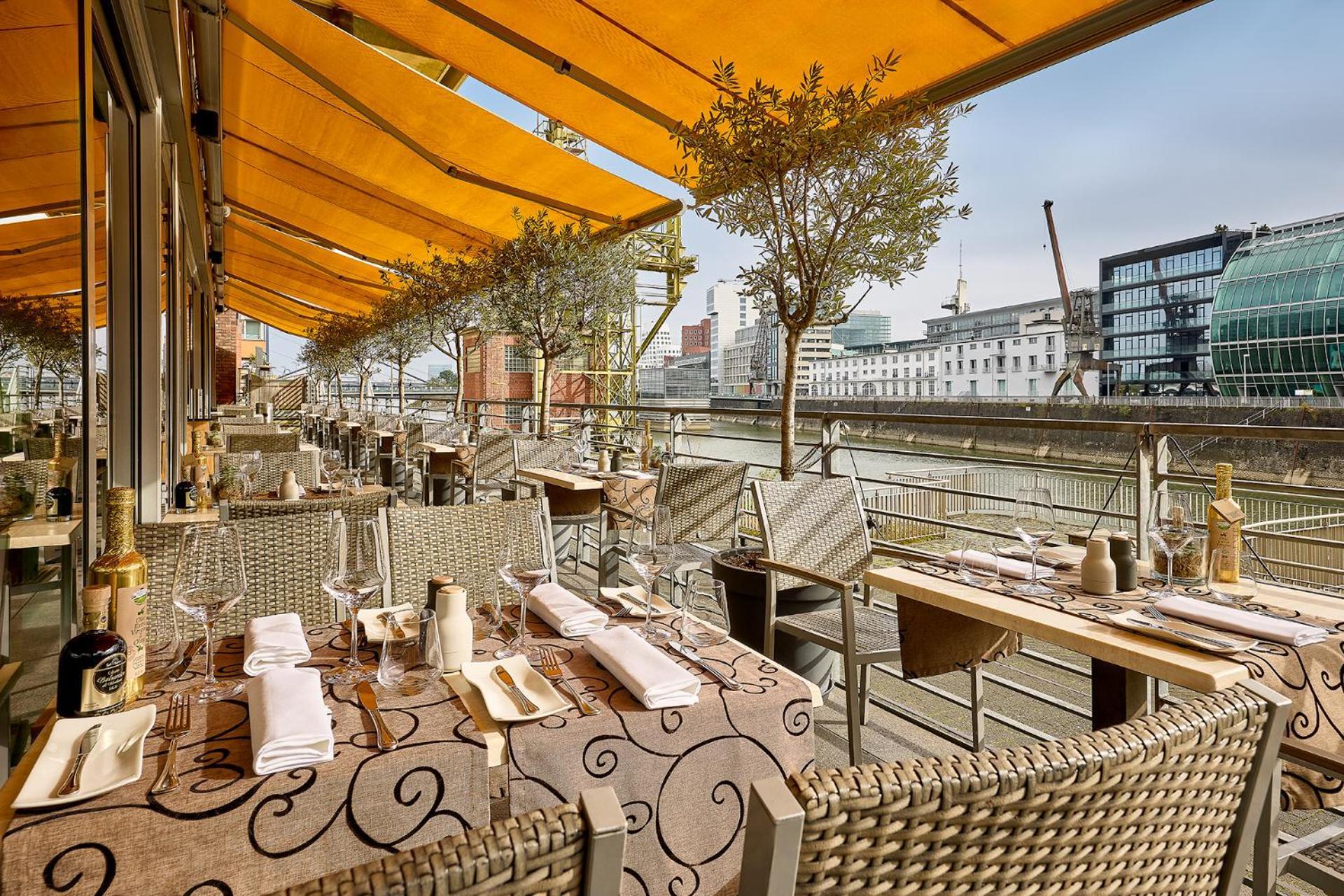 Courtyard By Marriott Duesseldorf Hafen Hotel Exterior photo