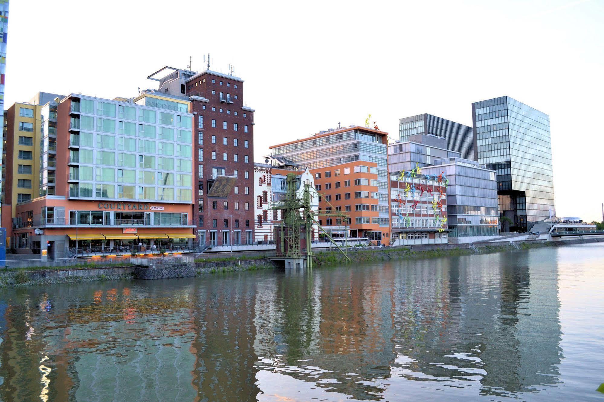 Courtyard By Marriott Duesseldorf Hafen Hotel Exterior photo